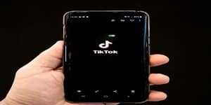 Een smartphone die de TikTok-app op het scherm laadt, een toegangspunt tot het TikTok Creatief Centrum.