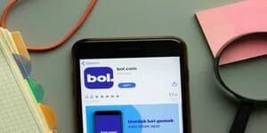 Een smartphone die de homepage van Bol.com weergeeft, wat de relevantie van zoekmachine optimalisatie voor Bol.com onderstreept