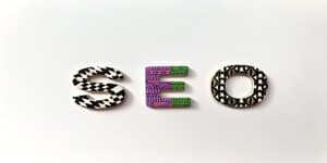 Het woord 'SEO' samengesteld uit kleurrijke, patroonrijke letters die staan voor de creativiteit en diversiteit van zoekwoordenonderzoek.